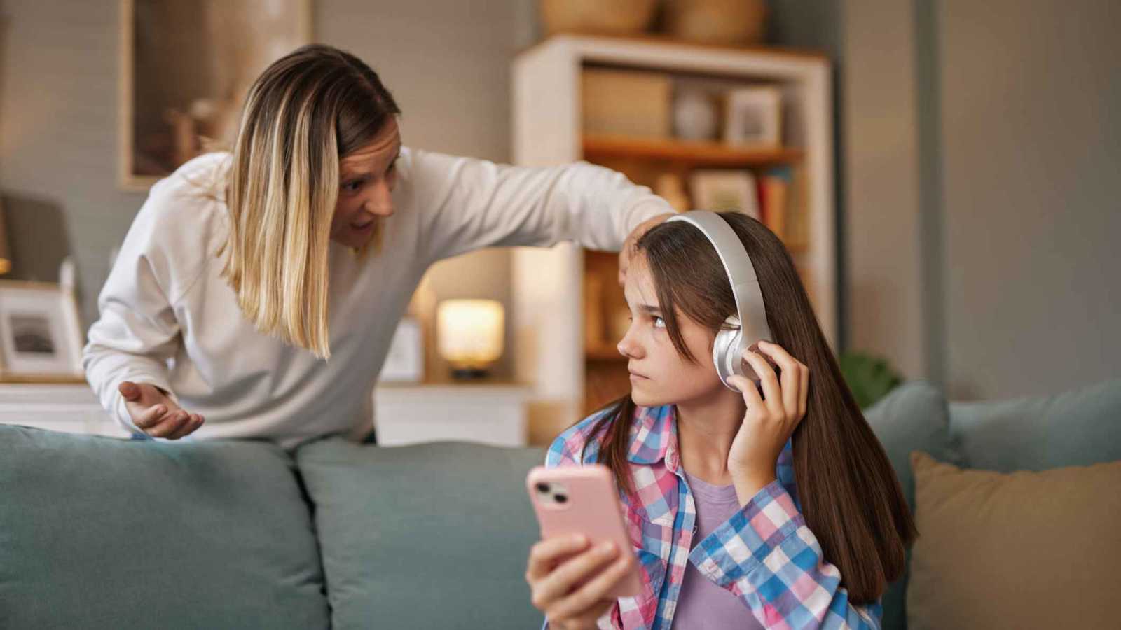 10 علامات تحذيرية تكشف معاناة المراهقين من مشاكل نفسية