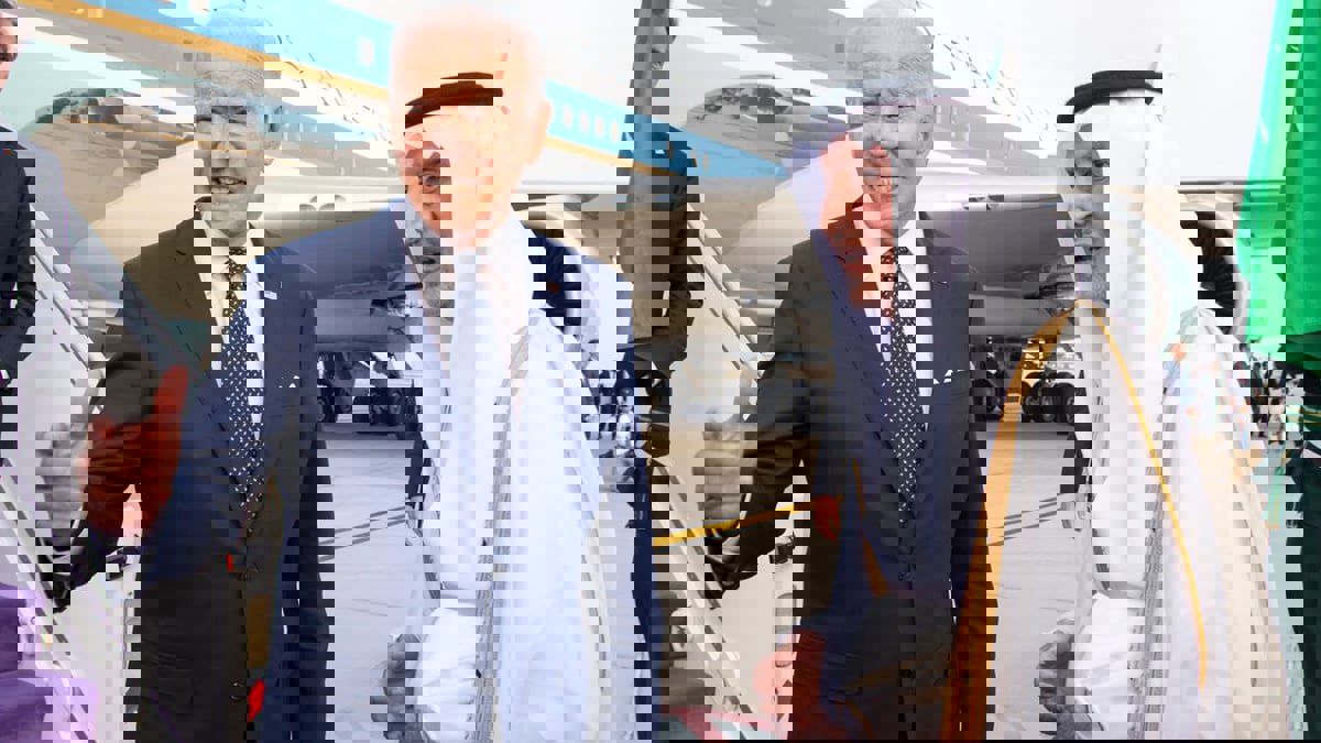 أمير مكة خالد الفيصل يستقبل بايدن في جدة (فيديو)