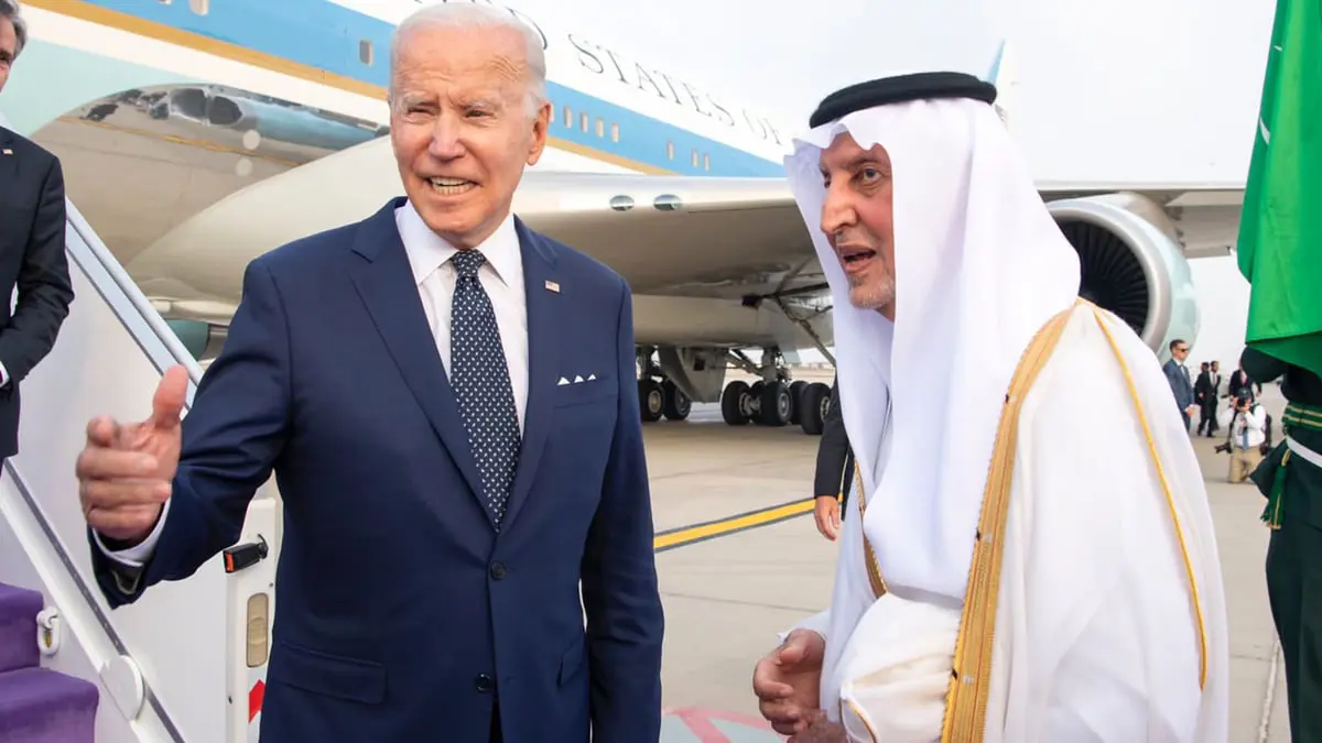أمير مكة خالد الفيصل يستقبل بايدن في جدة (فيديو)