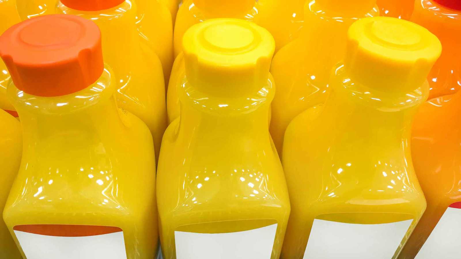 العراق.. "صندوق عصير" يتسبب بطرد شرطي ومعاقبة زميله (فيديو)