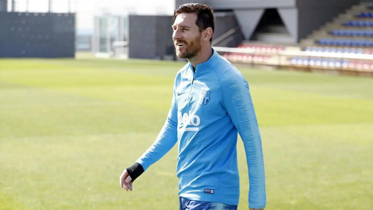 بعد إصابة أنفه.. هكذا ظهر ميسي في تدريبات برشلونة استعدادًا لمانشستر يونايتد (فيديو)