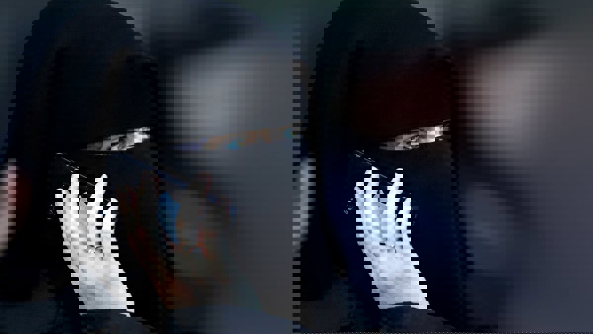 أهالي قرية مصرية يضبطون شخصا تخفى بالعباءة والنقاب