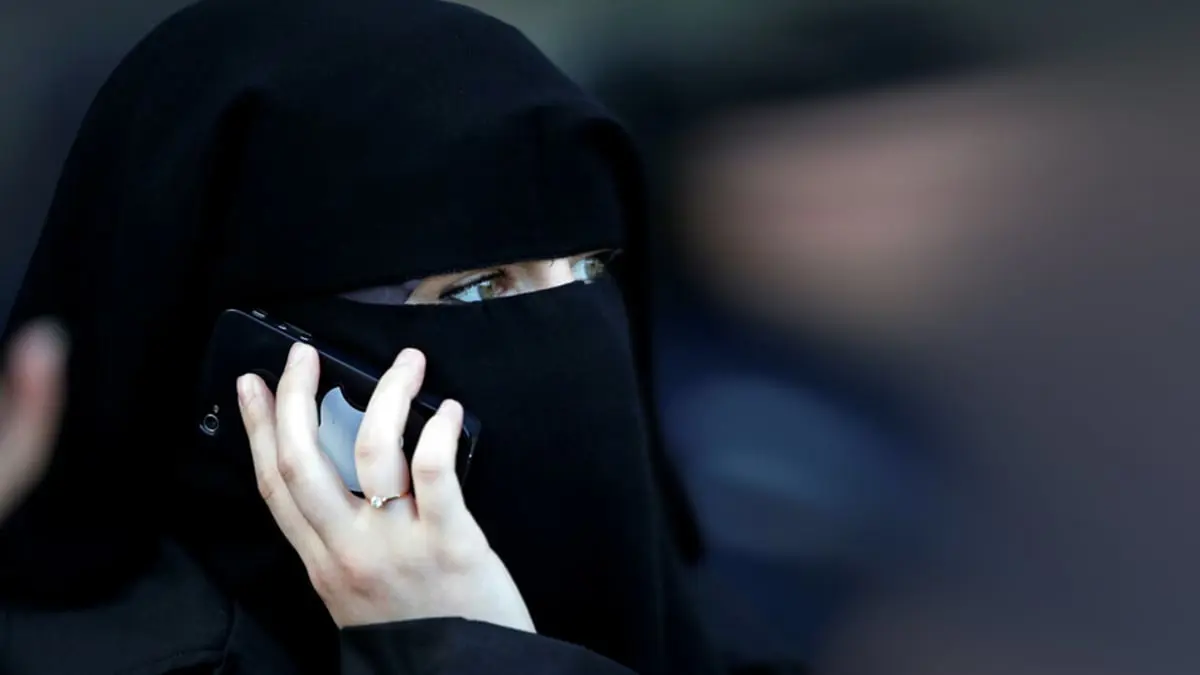 أهالي قرية مصرية يضبطون شخصا تخفى بالعباءة والنقاب