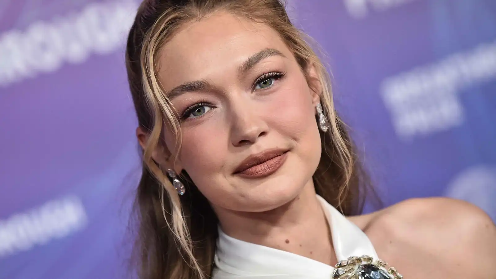 جيجي حديد تتباهى بهدية برادلي كوبر في عيد ميلادها الـ31