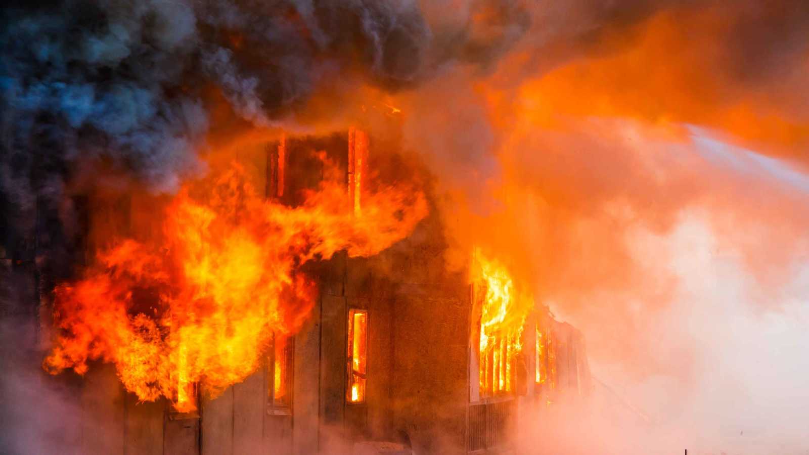 حريق هائل يلتهم منتجعًا سياحيًا في الجزائر (فيديو)