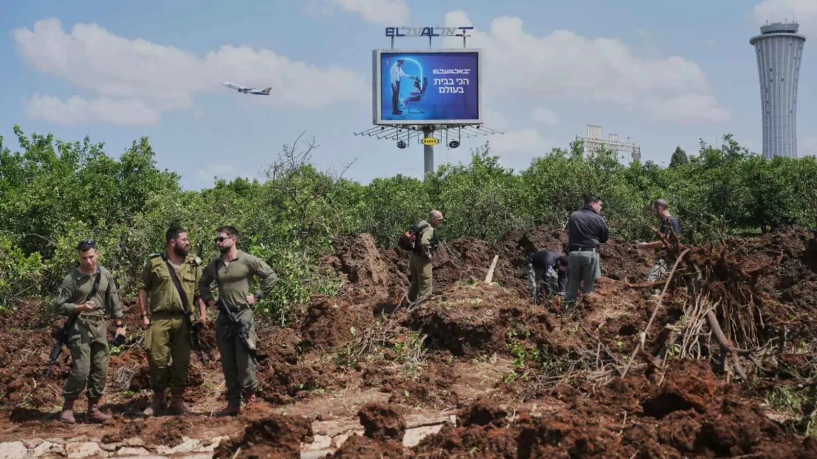 معاريف: الحوثيون اختبروا صواريخ إيرانية متطورة في ضرب "بن غوريون"