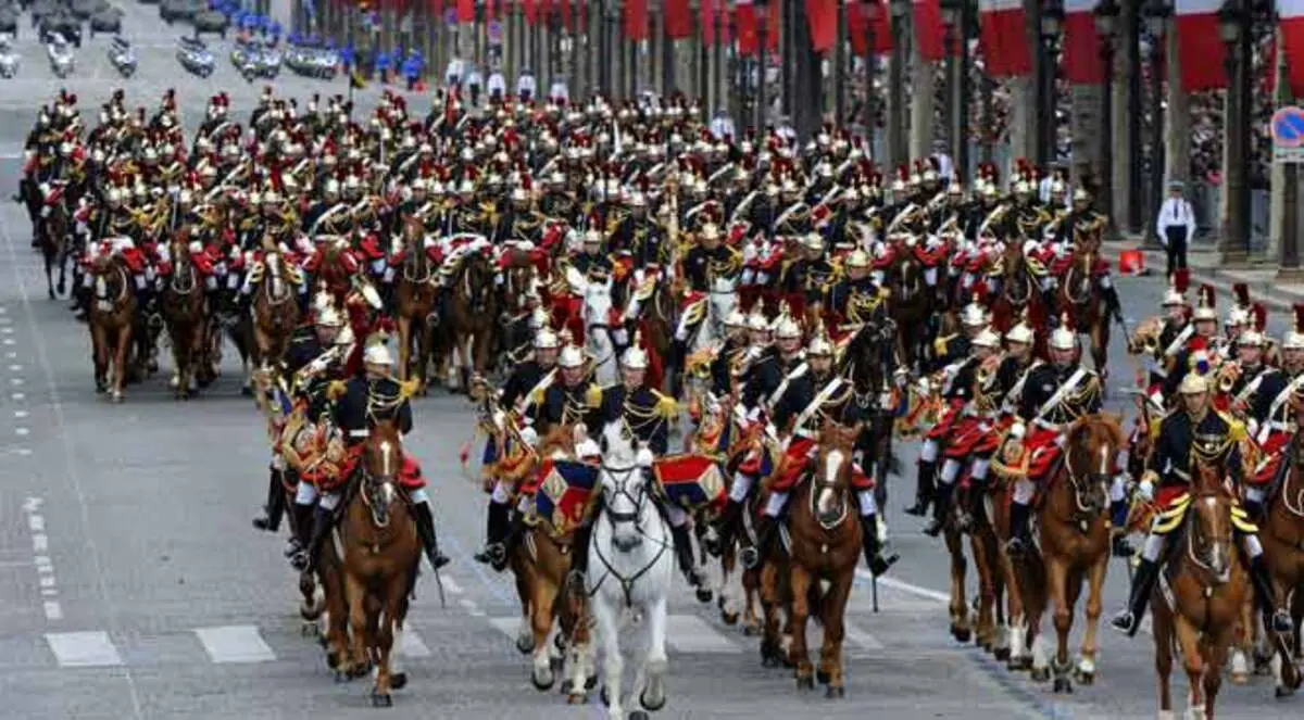العلم الجزائري يرفرف في الشانزليزيه
