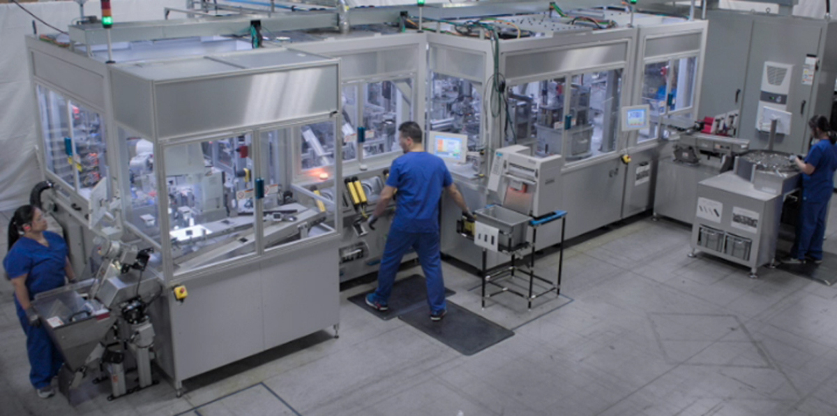 "أبل" تطور روبوتًا قادرًا على تفكيك 200 آيفون في الساعة (فيديو)