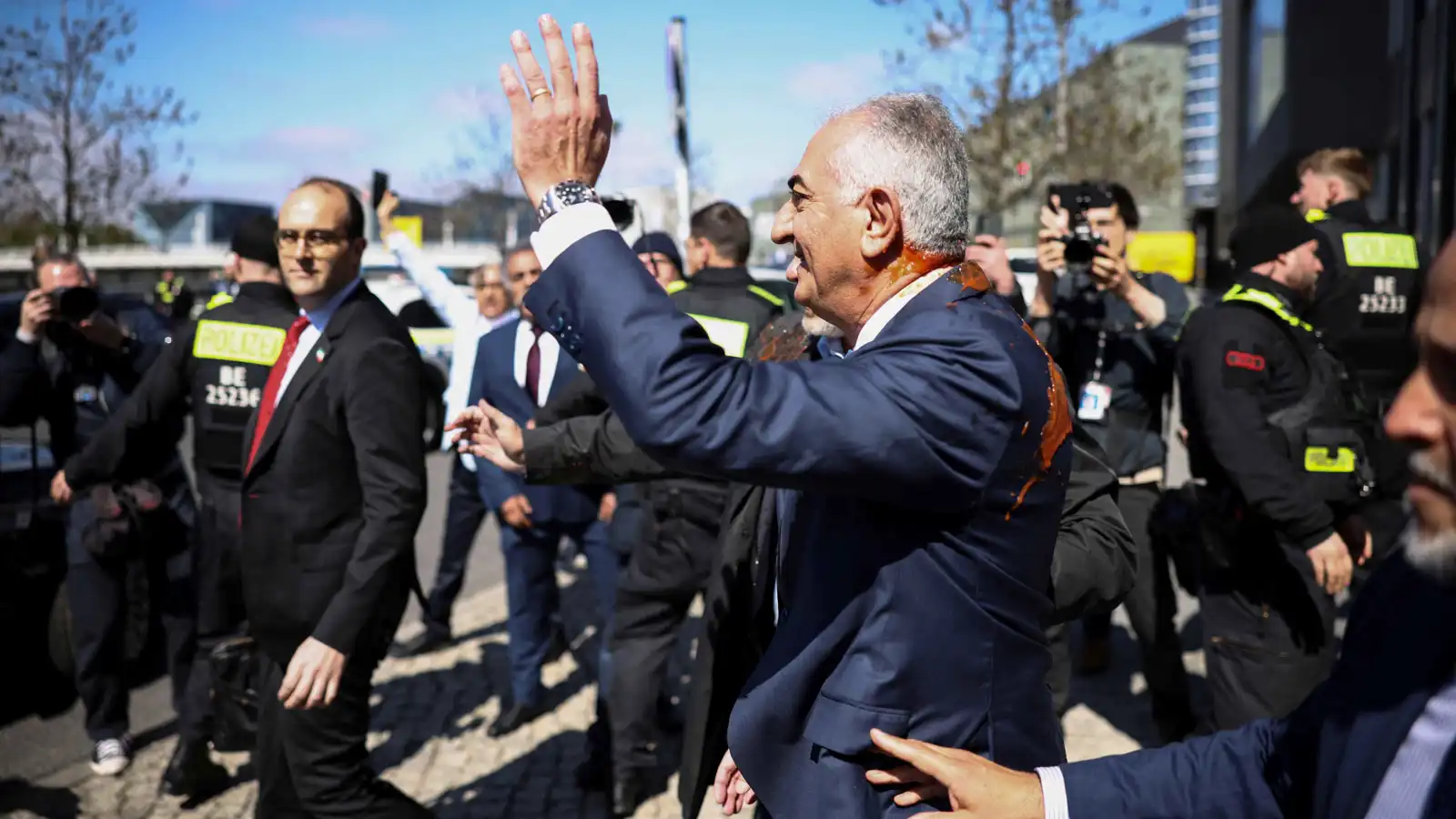 مكتب رضا بهلوي يراجع إجراءات الحماية بعد "هجوم الطماطم" (فيديو)