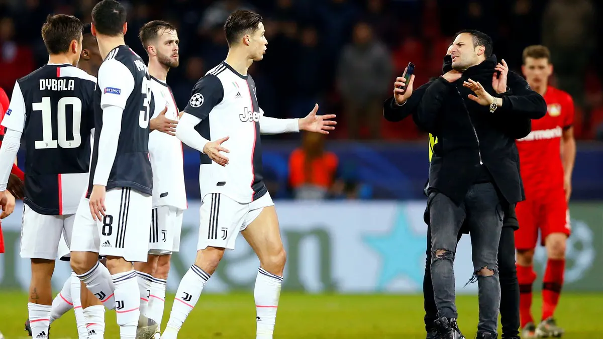 ردة فعل عنيفة من رونالدو تجاه مشجع جذبه بقوة لالتقاط صورة (فيديو)