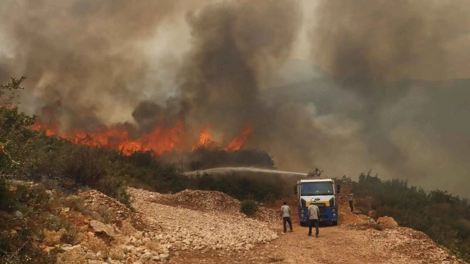 تجدد الحرائق في سوريا.. واتهام "مسيّرات" بإشعال النيران