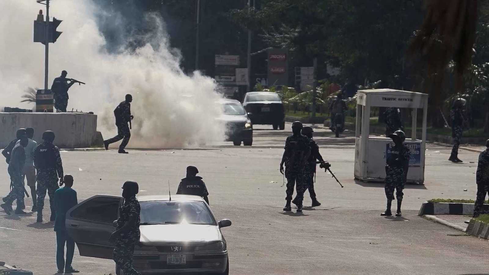 غاز مسيل ومدرعات في شوارع أبوجا.. الجيش والشرطة يواجهان أنصار كانو