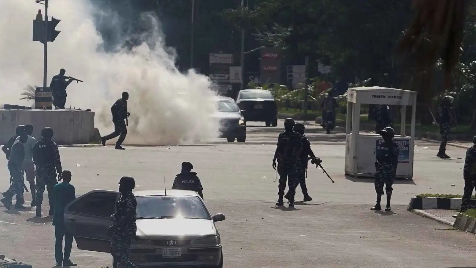 غاز مسيل ومدرعات في شوارع أبوجا.. الجيش والشرطة يواجهان أنصار كانو
