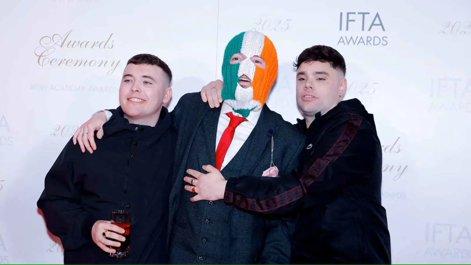 رفع راية "حزب الله".. فرقة أيرلندية تُعلّق على اتهام أحد أعضائها بالإرهاب