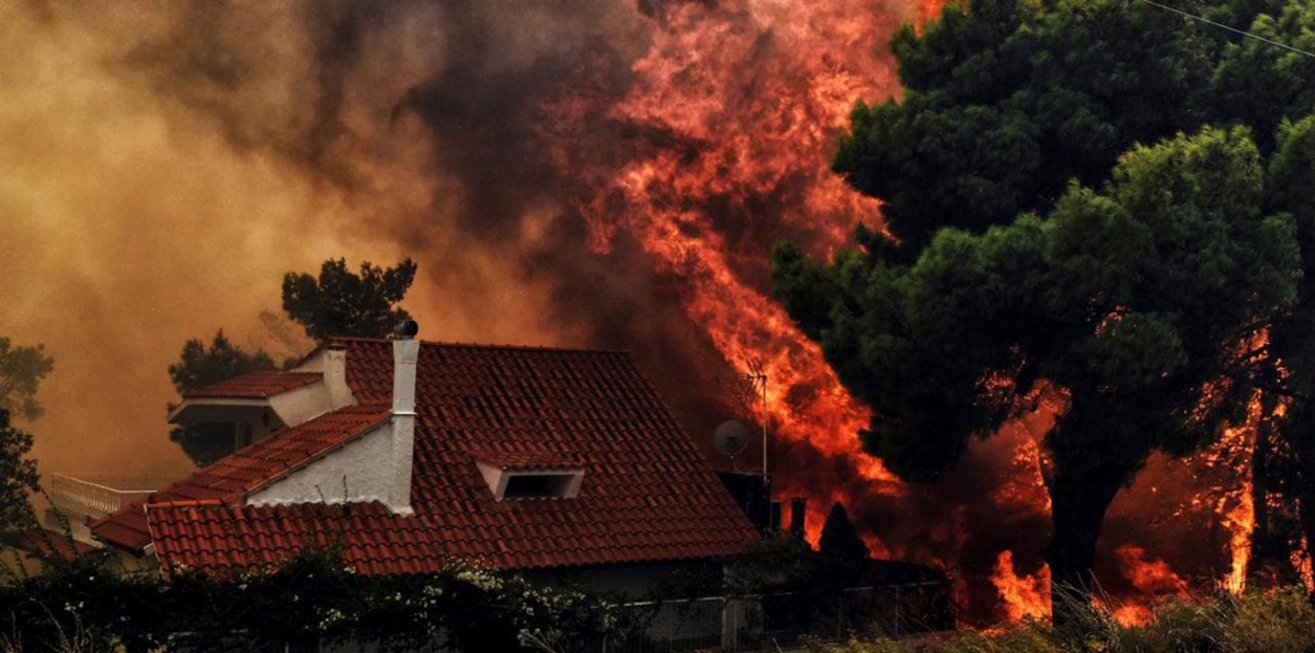 حريق اليونان يطيح برئيسي الشرطة والإطفاء