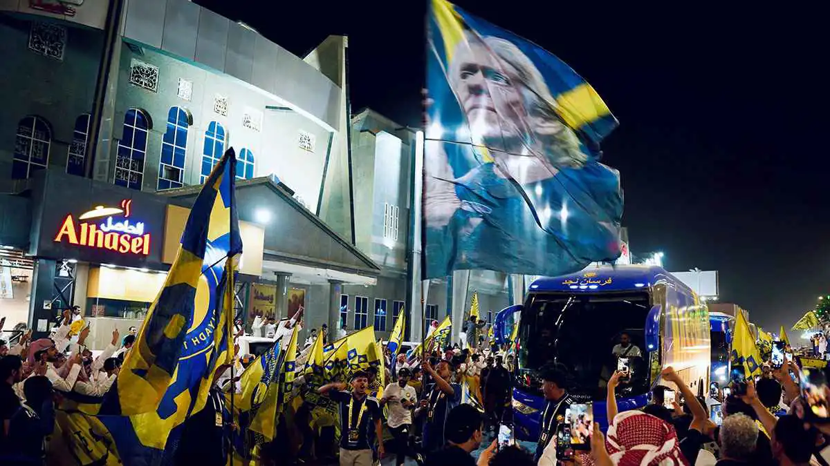 تصرف لافت.. جيسوس يفاجئ مشجعًا للنصر السعودي (فيديو)