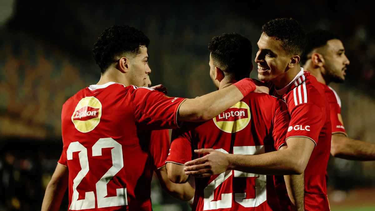 بعد فوز الزمالك وتعادل بيراميدز.. ماذا يحتاج الأهلي المصري للفوز بالدوري؟ 
