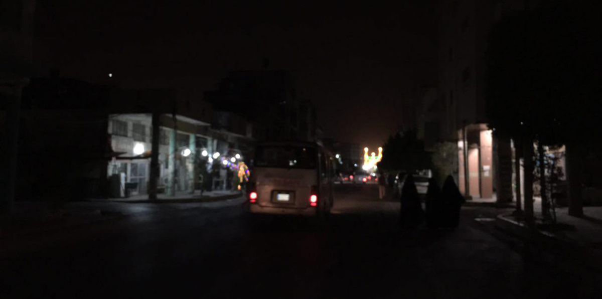 بالفيديو.. عراقيون يقتحمون مبنى محافظة كربلاء احتجاجًا على انقطاع الكهرباء