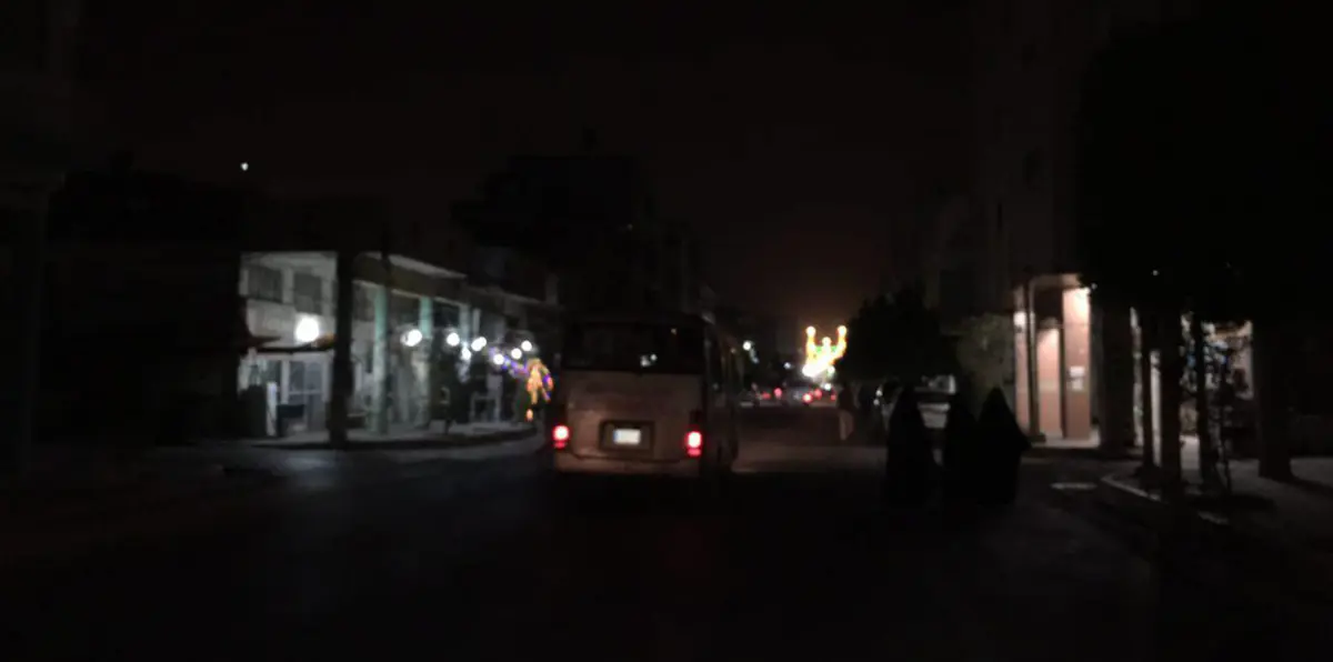 بالفيديو.. عراقيون يقتحمون مبنى محافظة كربلاء احتجاجًا على انقطاع الكهرباء