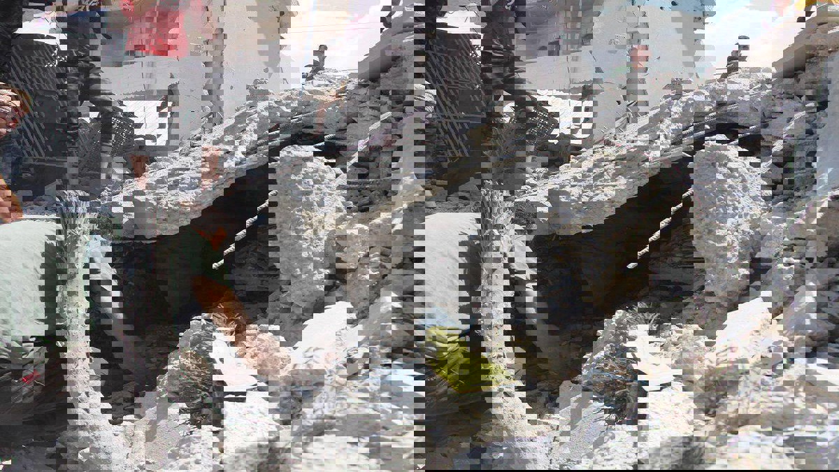 صورة صادمة لطفلتين عالقتين بين الركام.. البراءة تقاوم شبح الموت في إدلب