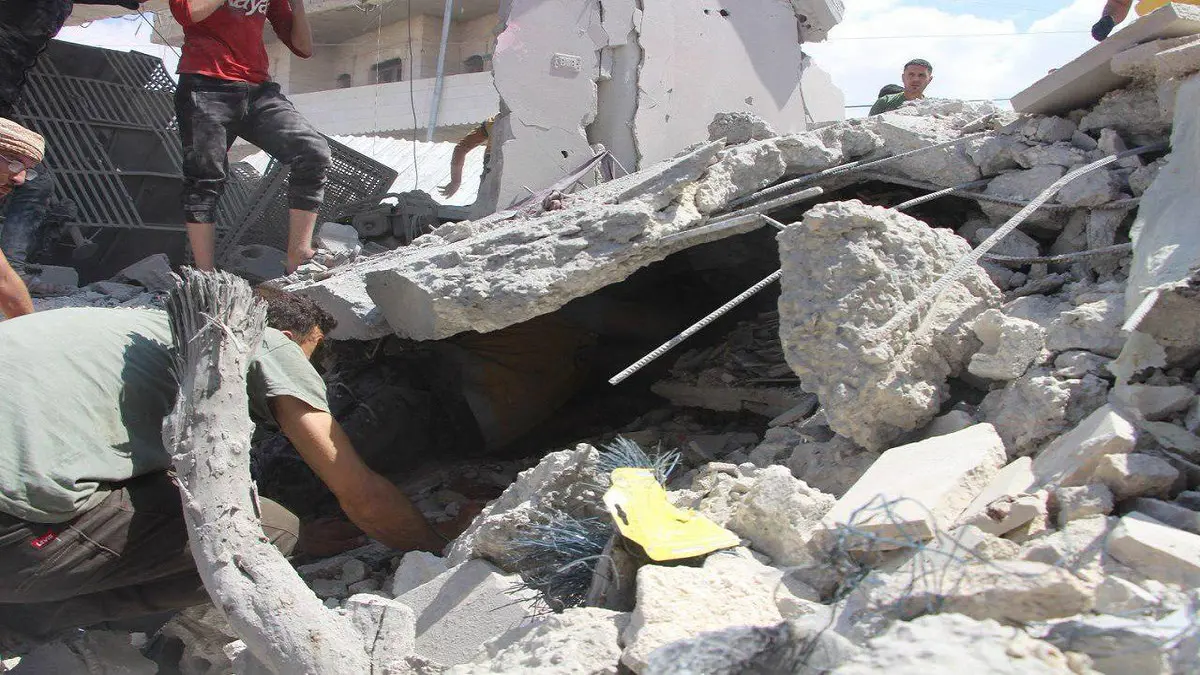 صورة صادمة لطفلتين عالقتين بين الركام.. البراءة تقاوم شبح الموت في إدلب