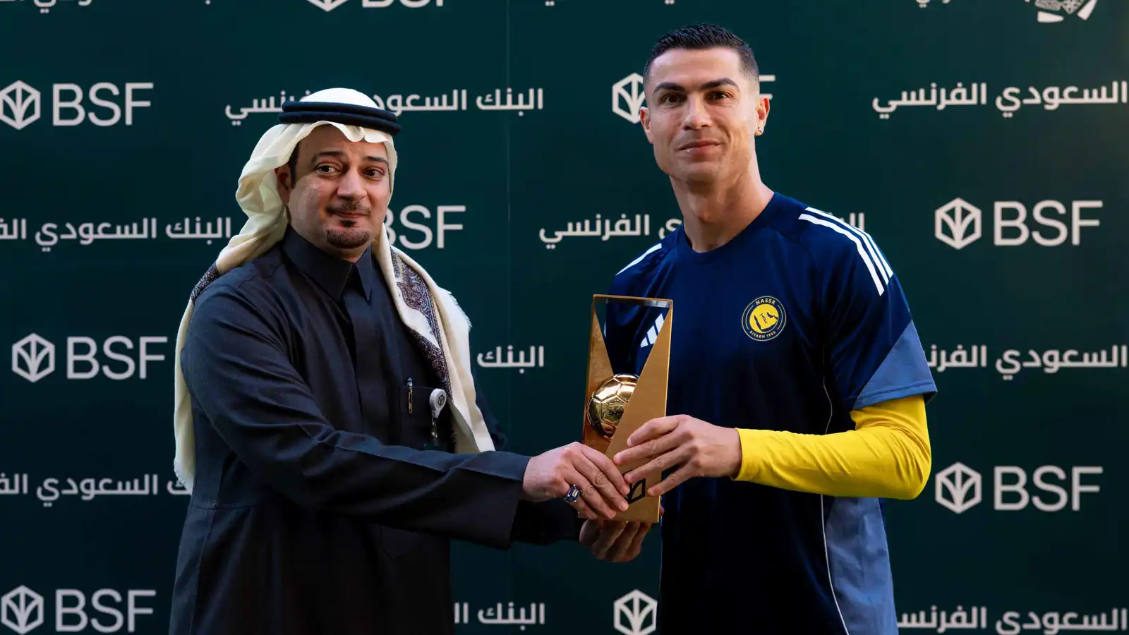 ما الكأس الذهبية التي استلمها كريستيانو رونالدو قبل مباراة الأخدود؟