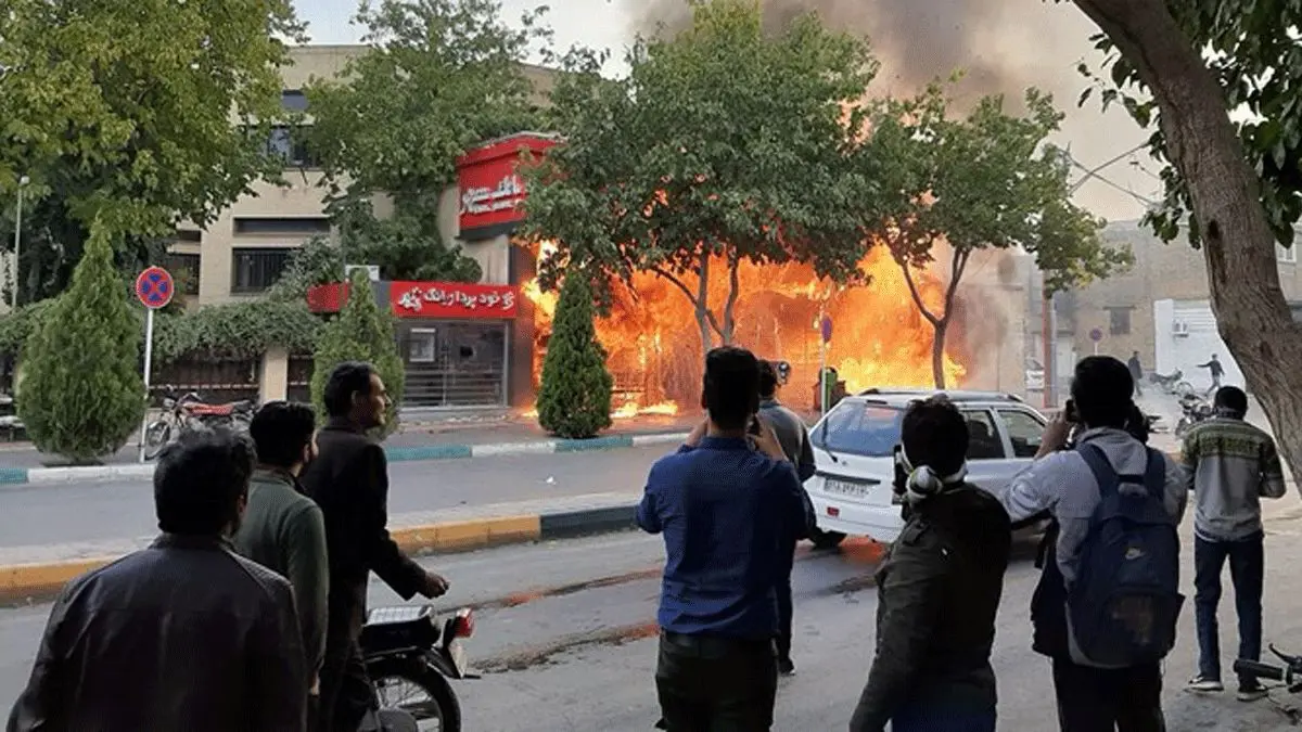 تصاعد الاحتجاجات في شيراز وأصفهان.. وشلل تام يصيب الحياة العامة (صور وفيديو)