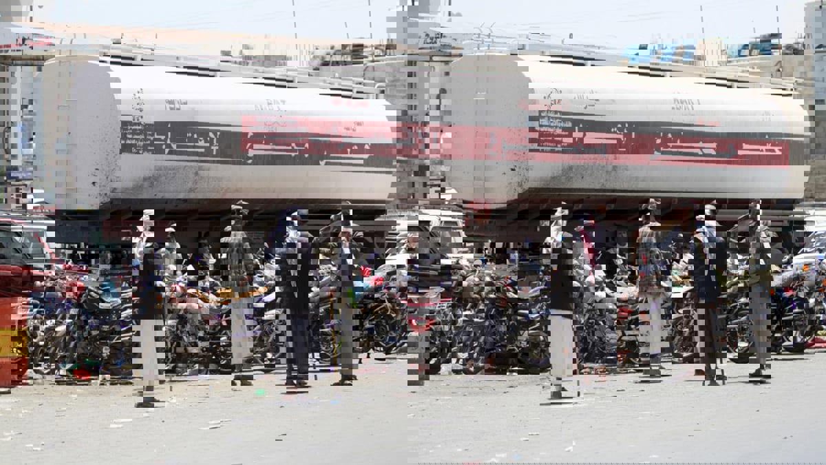 تهريب المشتقات النفطية بين لحج وتعز.. فرصة الحوثيين للثراء