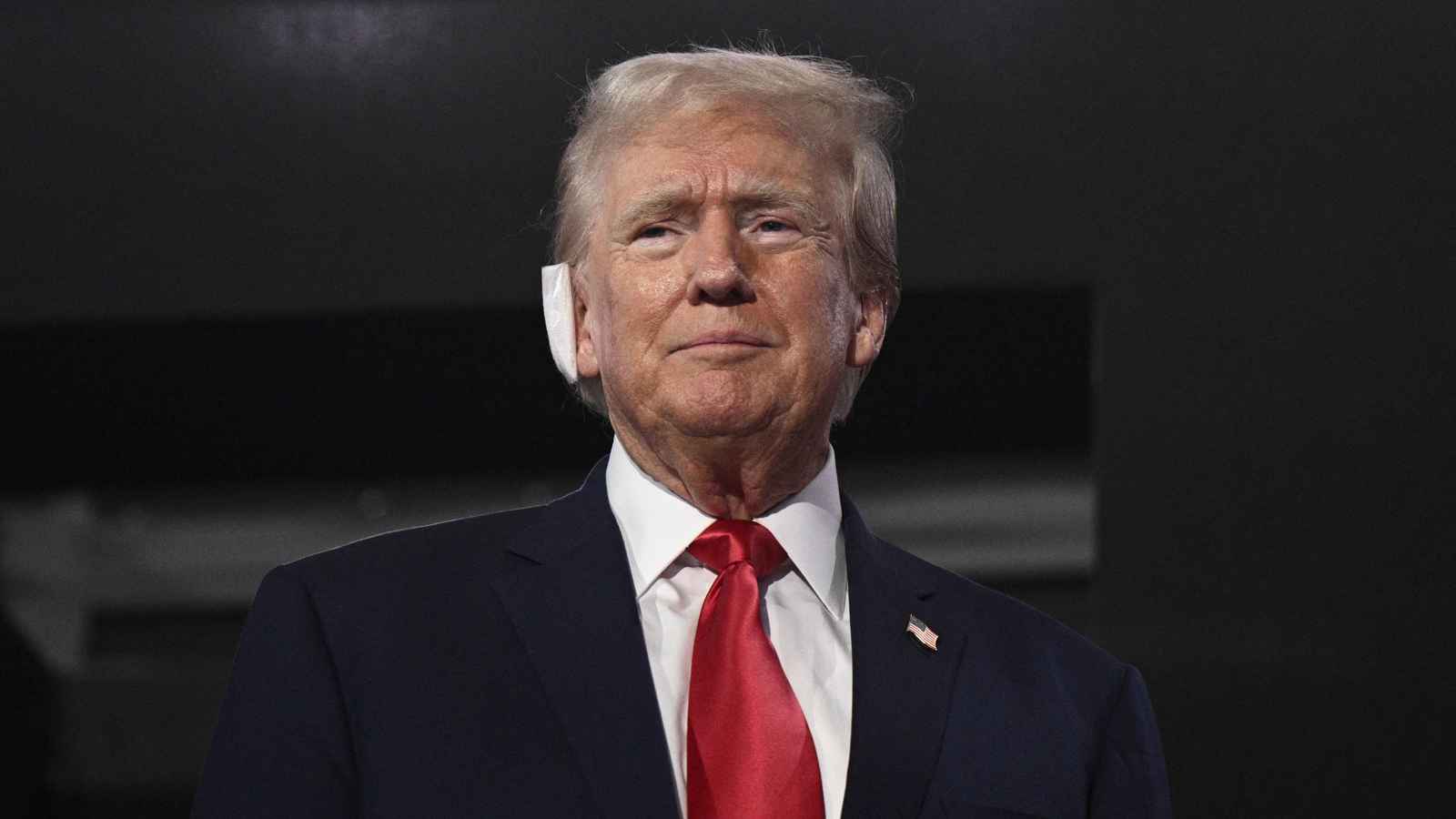 نزف بشدة وألقى النكات.. كتاب يكشف تفاصيل جديدة عن محاولة اغتيال ترامب