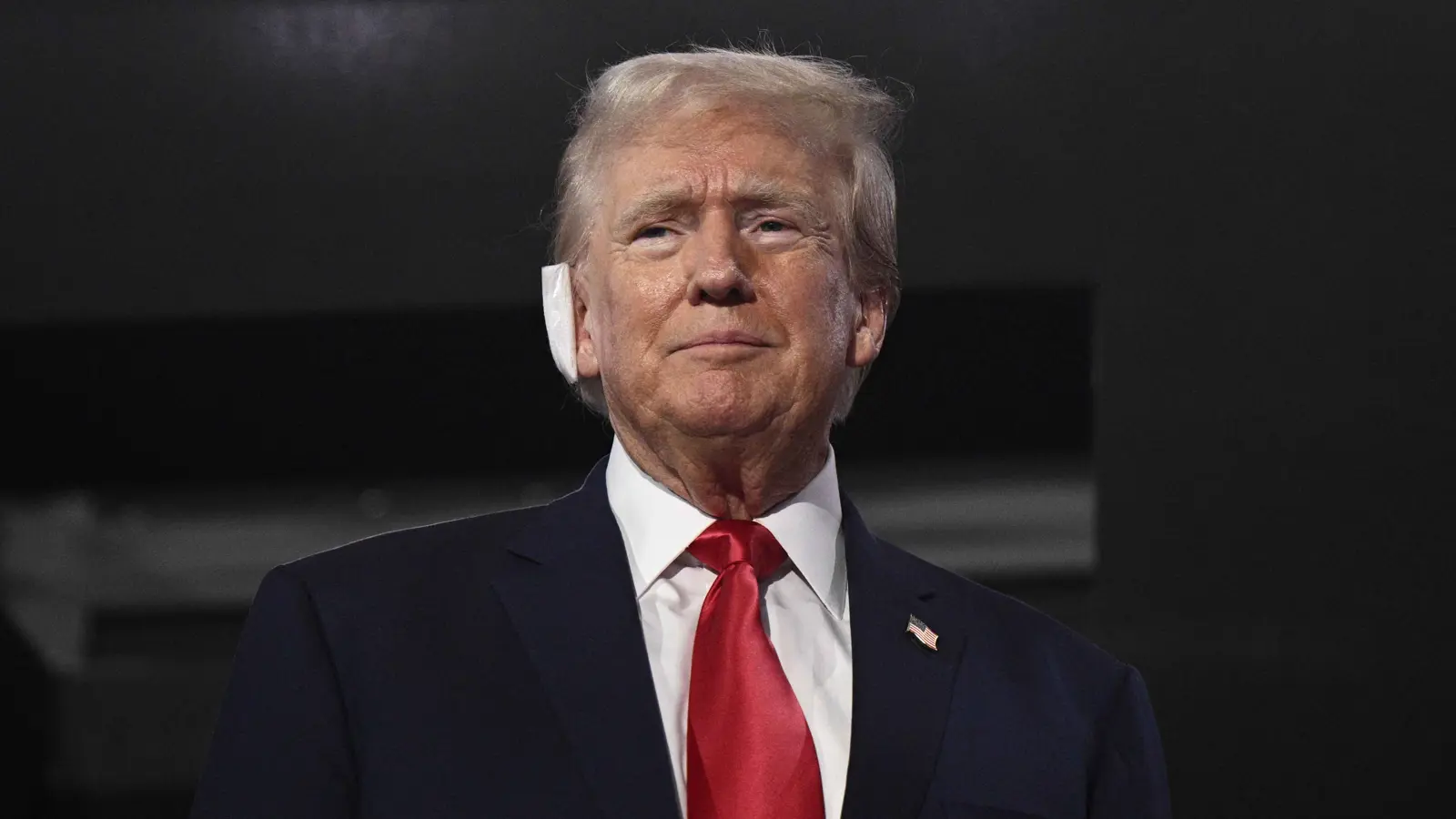 نزف بشدة وألقى النكات.. كتاب يكشف تفاصيل جديدة عن محاولة اغتيال ترامب