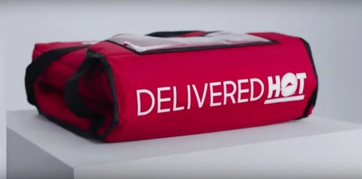 بالفيديو.. شركة لبيع البيتزا تبتكر سترة للتدفئة على طريقة توصيل الطلبات