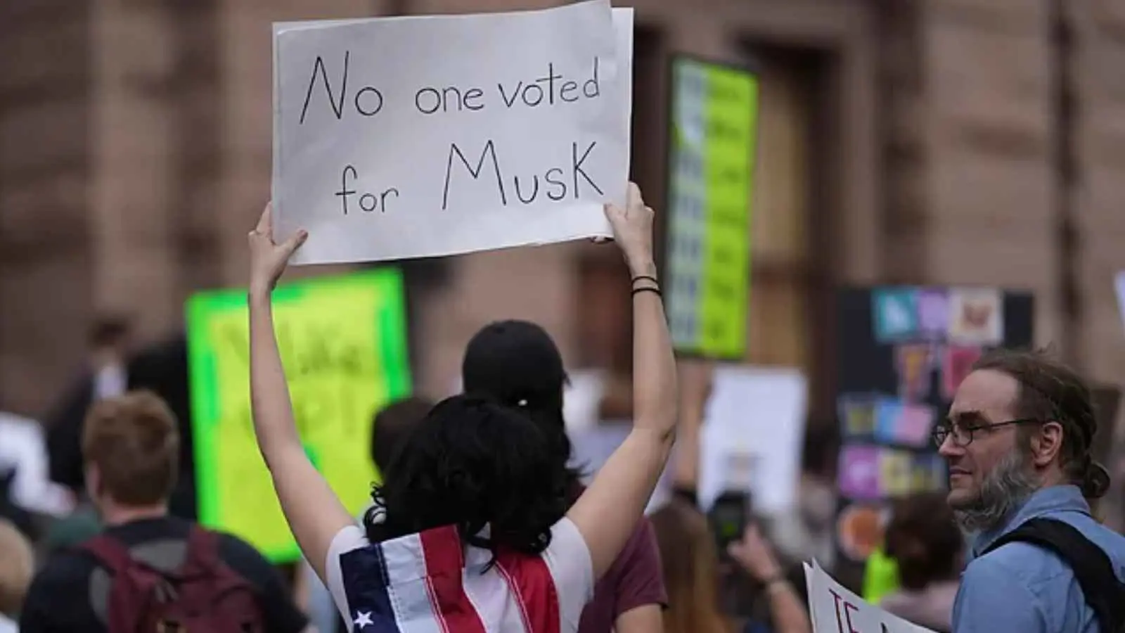 آلاف في الشوارع.. الأمريكيون ينتفضون ضد سياسات ترامب وماسك