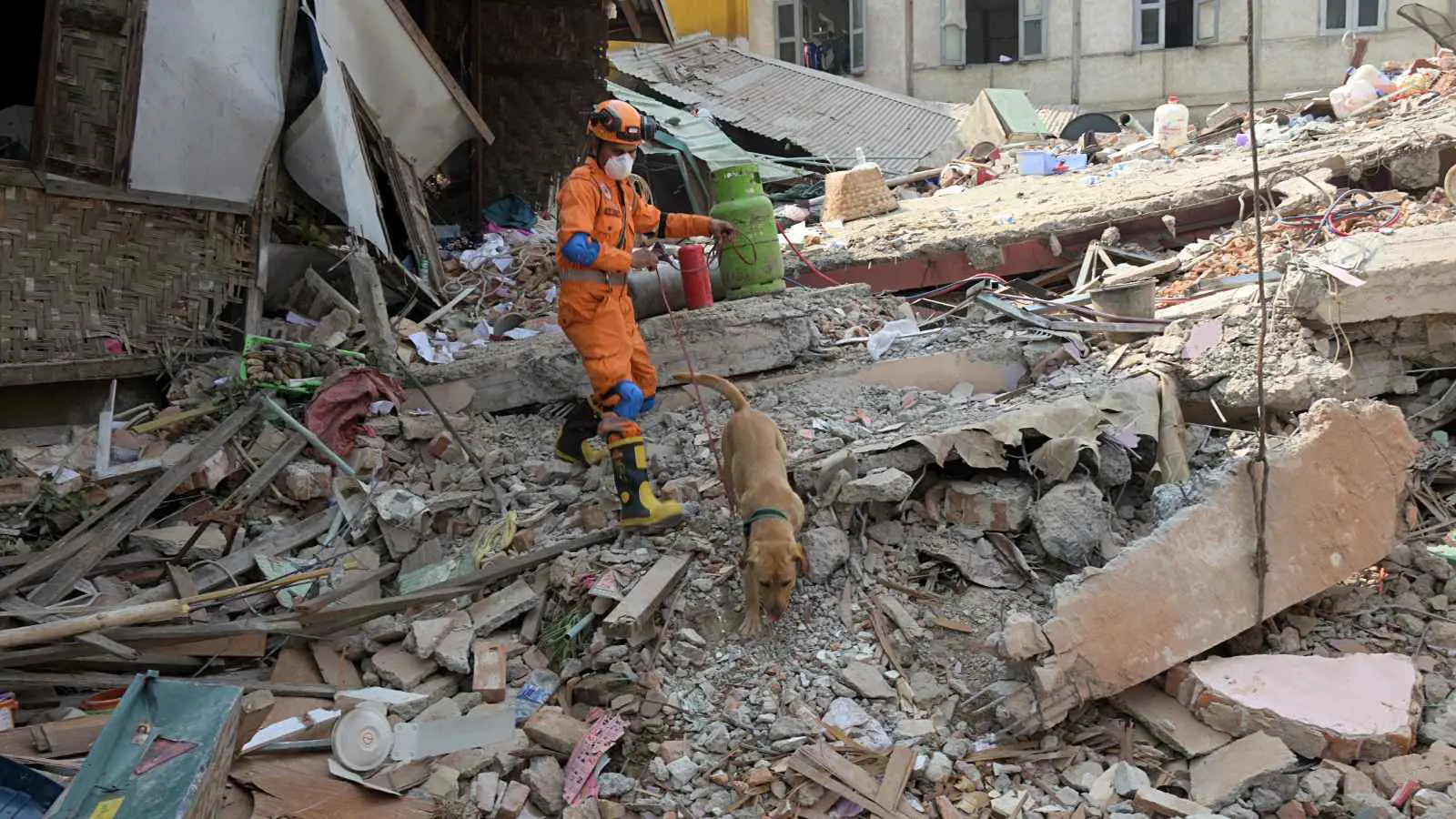 ارتفاع حصيلة ضحايا زلزال ميانمار والأمطار تفاقم الأضرار (فيديو)