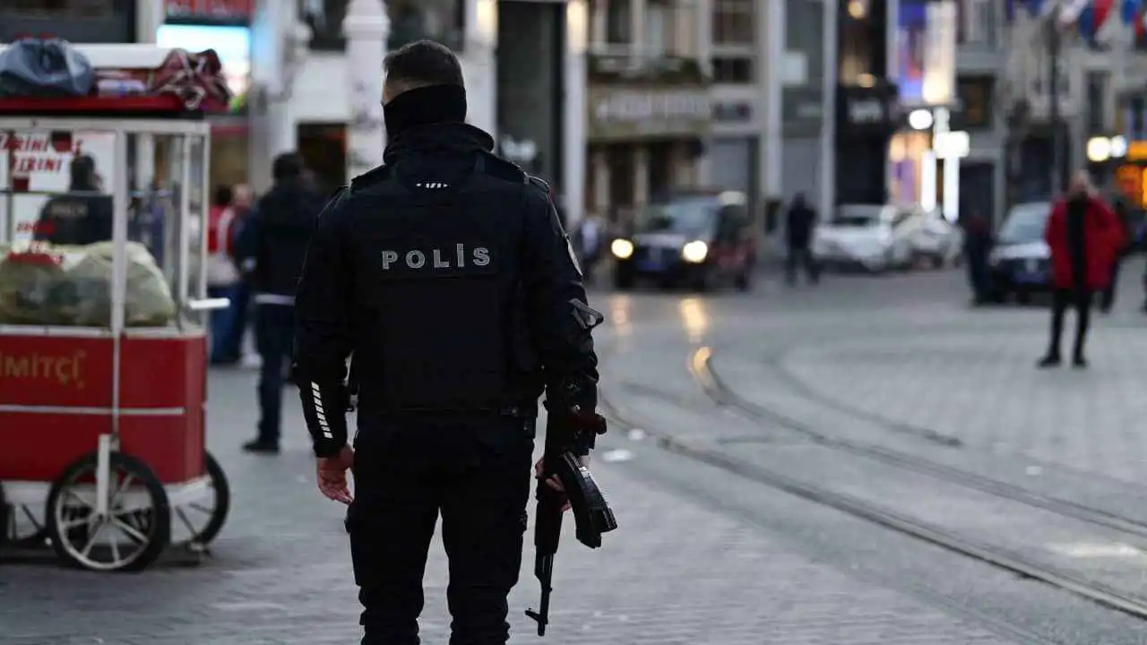 رواد سوق يمنعون رجلاً من قتل زوجته في تركيا (فيديو)