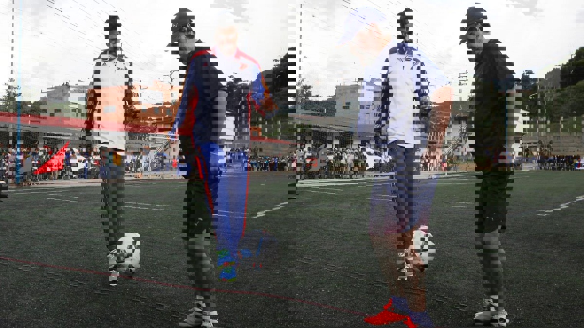 مارادونا يواجه شبح العقوبات في المكسيك لدعمه الرئيس الفنزويلي نيكولاس مادورو