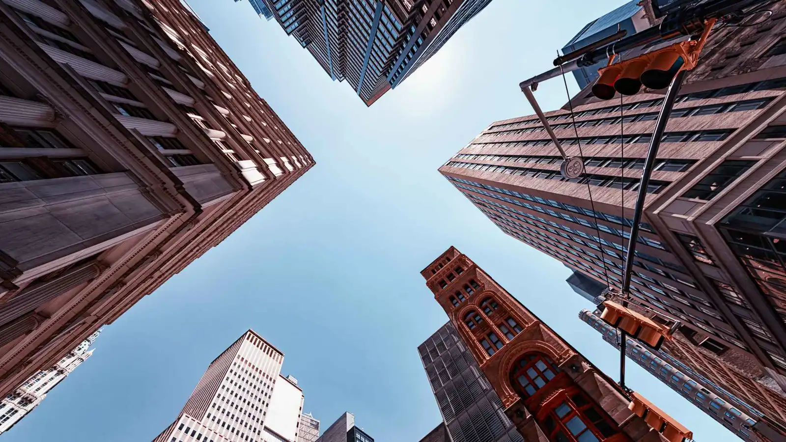 مراهقون يلتقطون صوراً "خطيرة" على حافة ناطحة سحاب