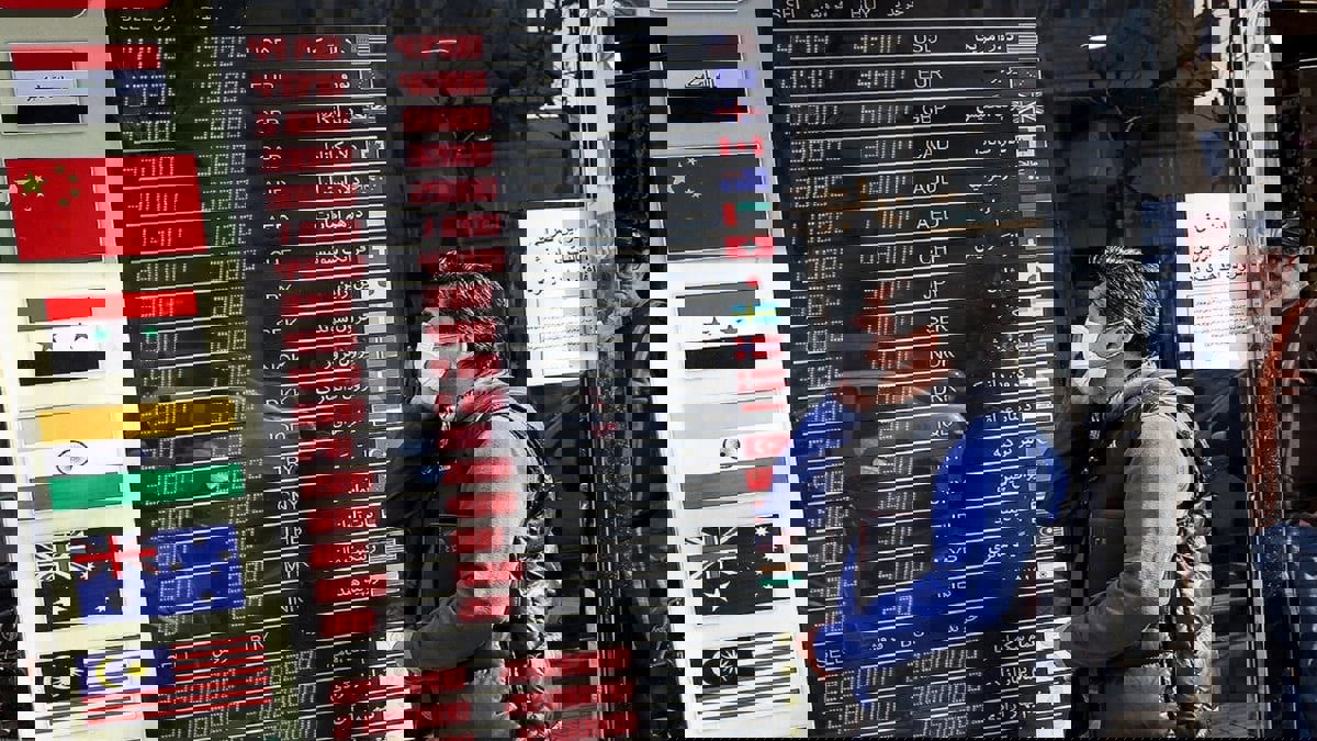 "اضطراب اقتصادي".. العملة الإيرانية تشهد انهيارًا كبيرًا 