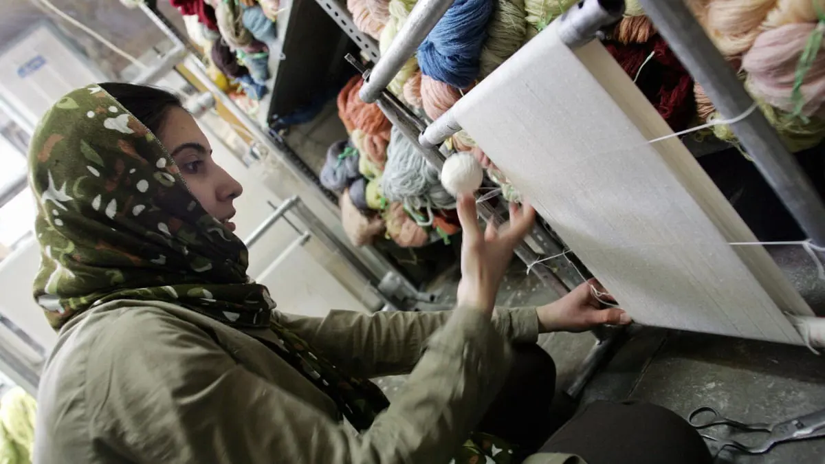 مسؤول: دول بينها الصين وباكستان "اختطفت" مهارات صناعة السجاد الإيراني