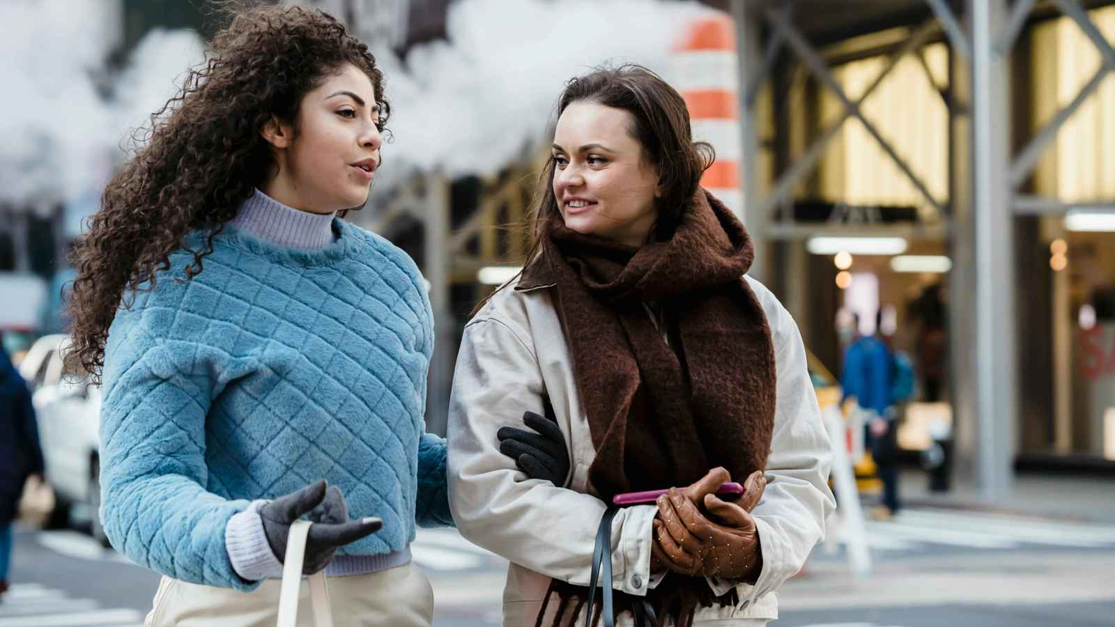 لماذا "تعشق" النساء "الثرثرة" أكثر من الرجال؟