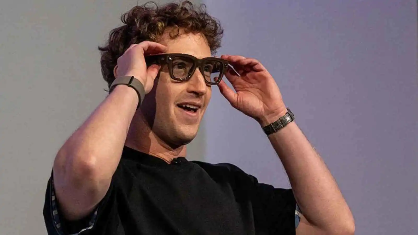 زوكربيرغ: يصعب تصور المستقبل دون نظارات ذكية