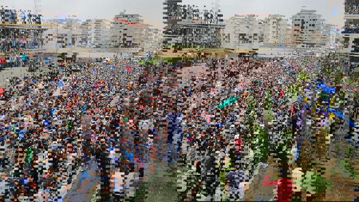 تشييع مهيب لعبدالباسط الساروت.. وأمه تودعه ببكاء مؤثر (فيديو وصور)