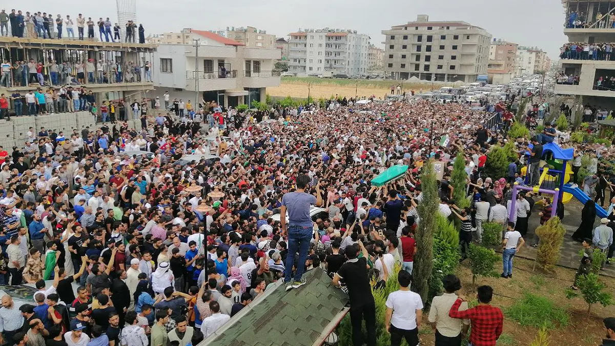 تشييع مهيب لعبدالباسط الساروت.. وأمه تودعه ببكاء مؤثر (فيديو وصور)