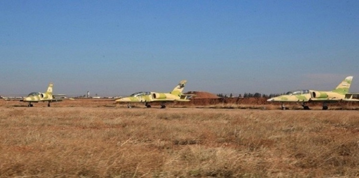 قوات مدعومة أمريكيًا تقول إنها سيطرت على مطار الطبقة العسكري من داعش