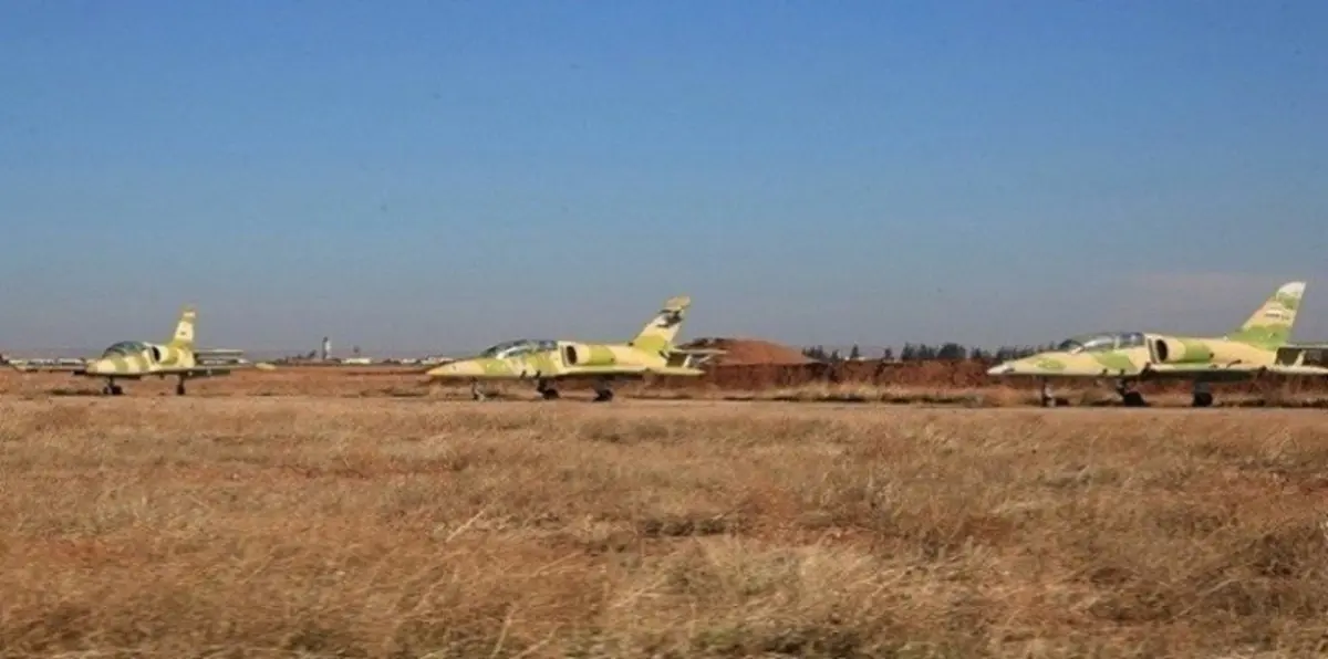 قوات مدعومة أمريكيًا تقول إنها سيطرت على مطار الطبقة العسكري من داعش