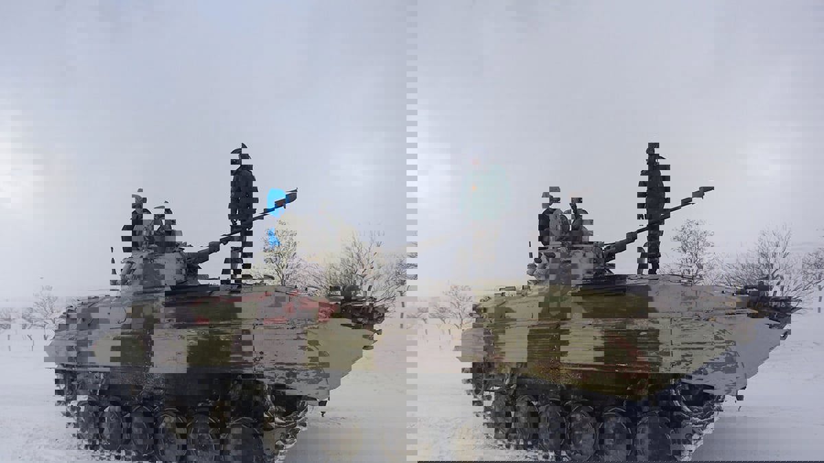 عواصف ثلجية تتسبب بإغلاق الطرق غرب إيران