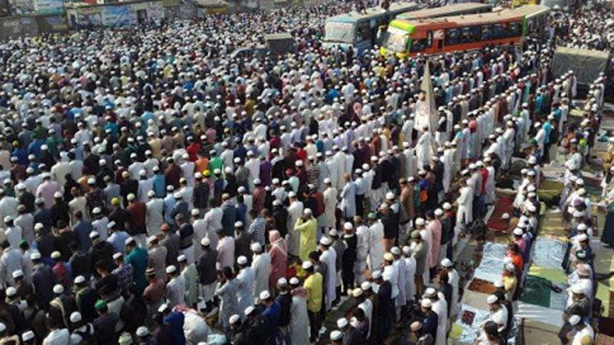 آلاف المسلمين يتجاهلون خطر كورونا ويحضرون تجمعا دينيا كبيرا في إندونيسيا