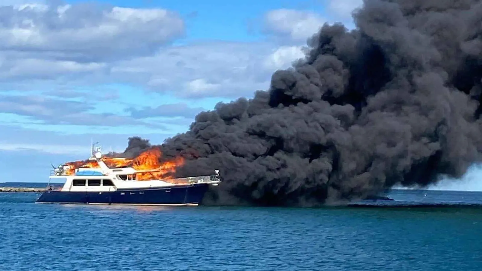 مقتل شخص بانفجار قارب في مرسى فلوريدا (فيديو)