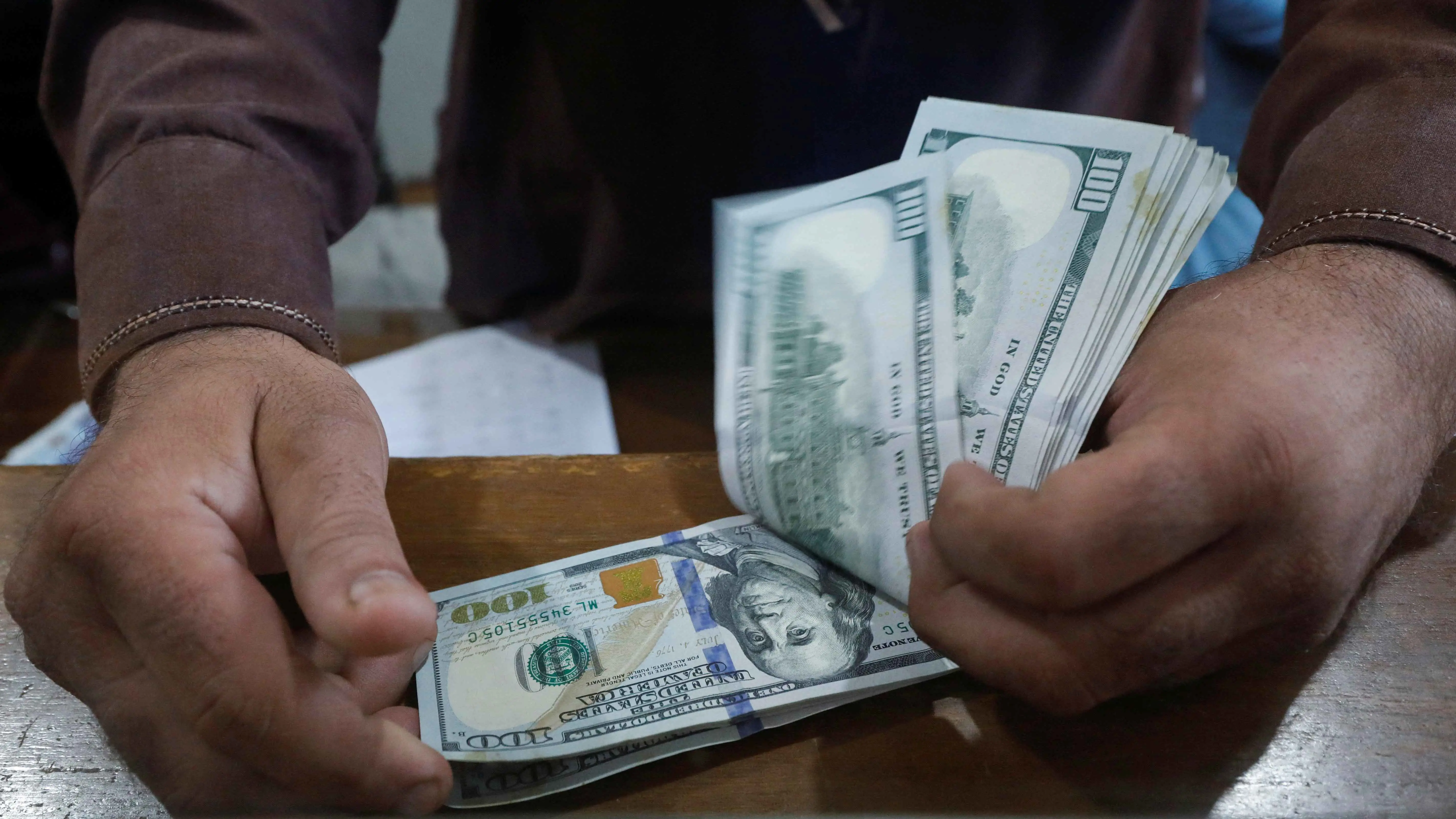 الدولار يصعد مدعوماً بعوائد سندات الخزانة الأمريكية