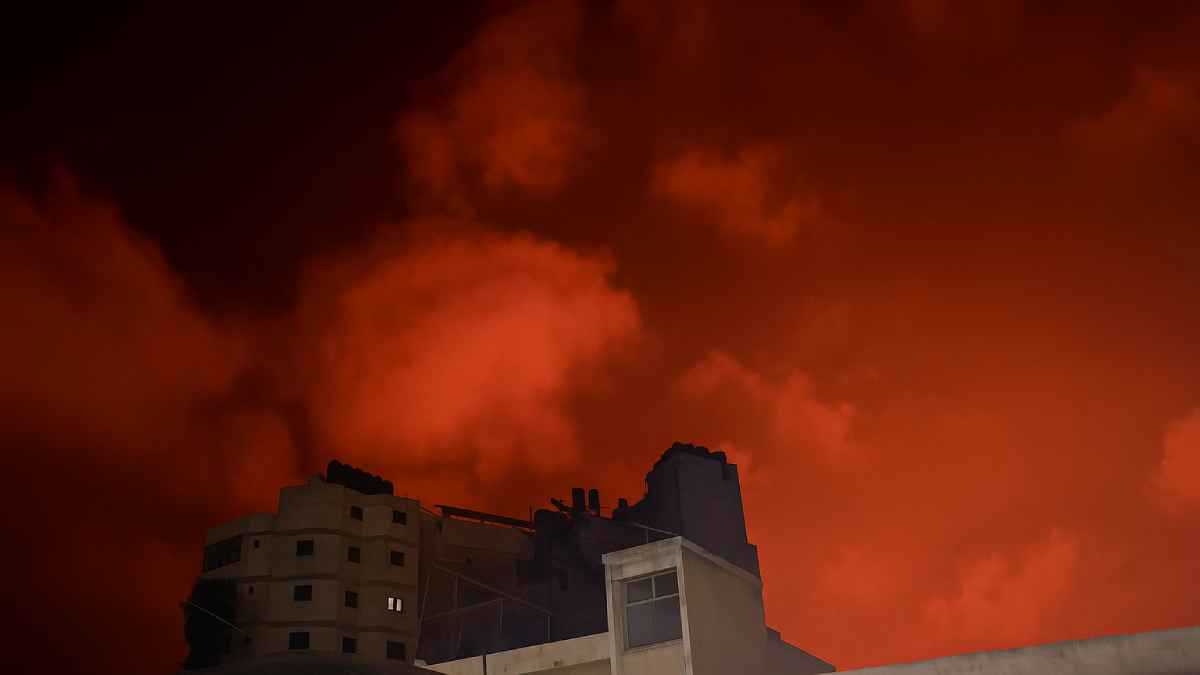 مصدر طبي: إسرائيل تعزل مستشفى القدس عن غزة بالغارات والمسيرات (فيديو)