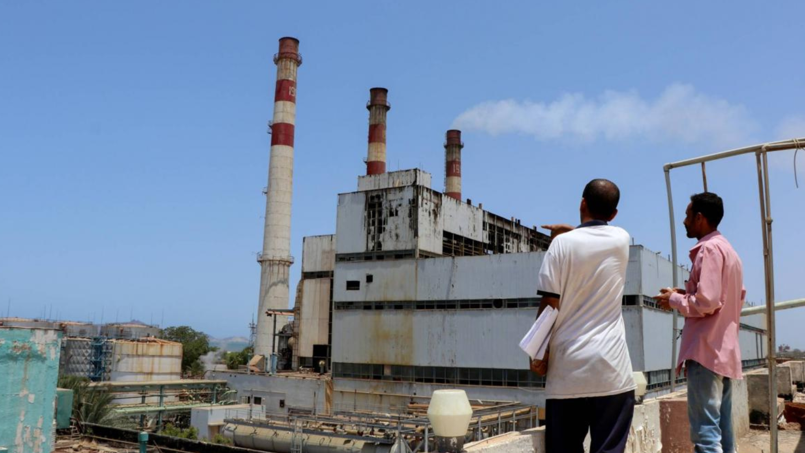 بعد نفاد الوقود.. منظومة الكهرباء في عدن تواجه انقطاعًا كليًا